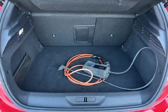 Peugeot 308 phev 180 e-eat8 — photo 9