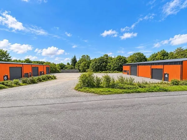 OPPORTUNITÉ INVESTISSEUR - 2 BÂTIMENTS D'ACTIVITÉ RÉCENTS - 8 CELLULES (7 louées) -1 054 M² - TERRAI