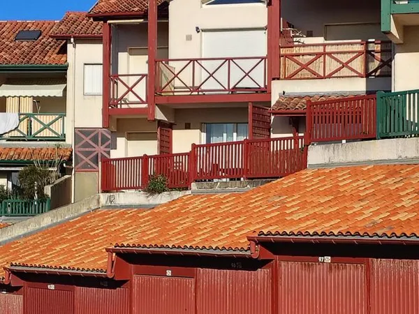 Appartement meublé face plage pour bail étudiant avec place de parking privative et piscine