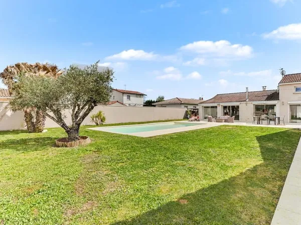 Maison Familiale T6 - 154 m² - Piscine & Dépendance
