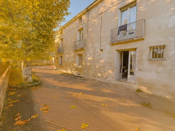 IMMEUBLE AVEC HANGARD ET GARAGES SECTEUR TERRENOIRE PROCHE DES ACCES AUTOROUTIER