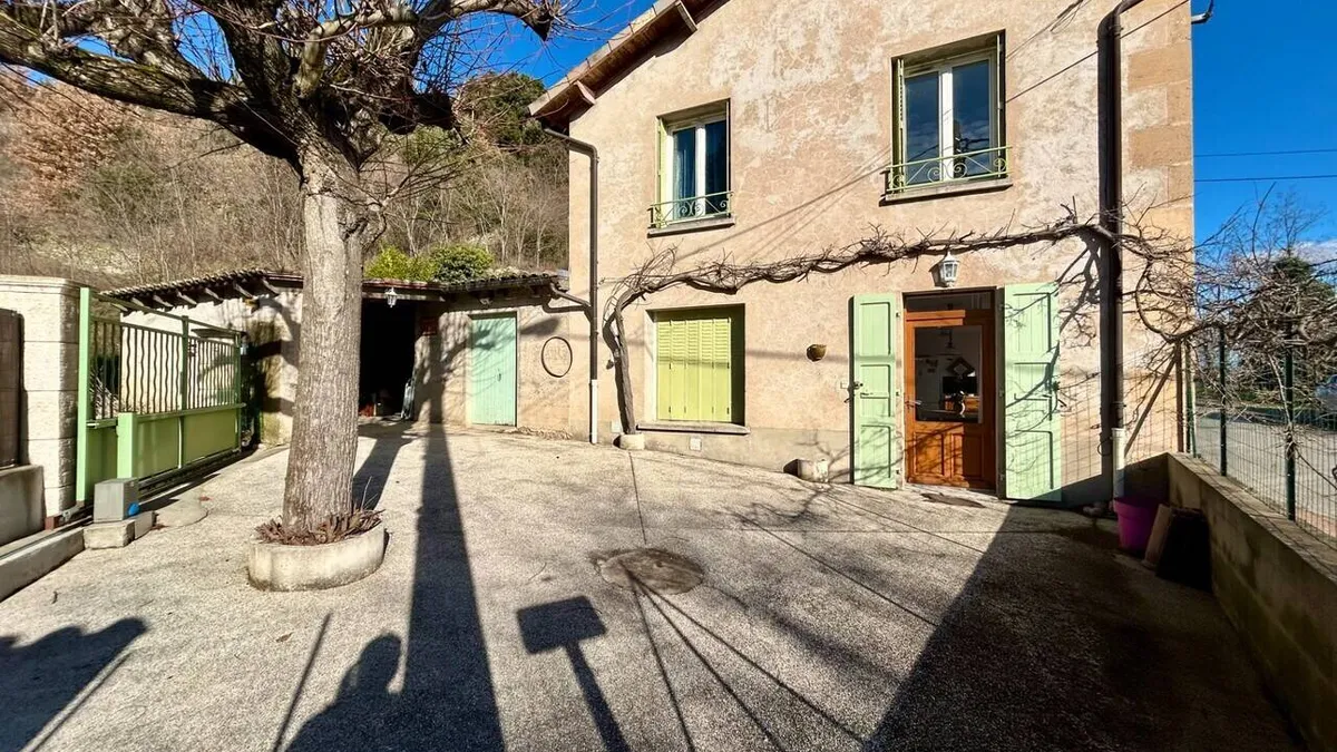 Photo 1