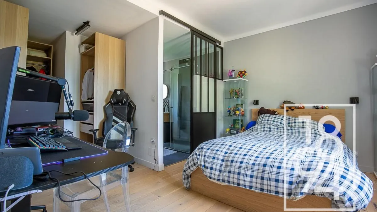 Photo 10