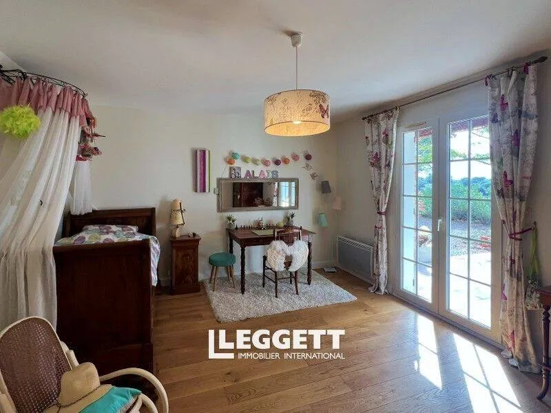 Photo 10