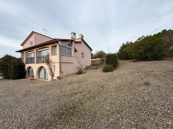 villa 3 chambres avec garage.