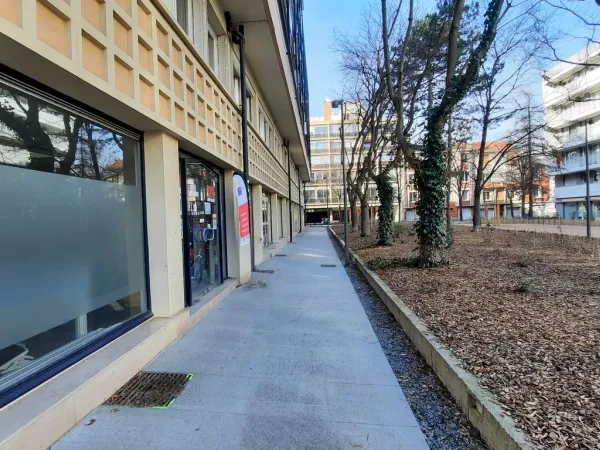 Local commercial 8 pièces 142 m²