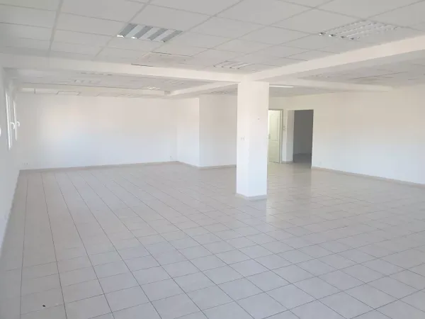 Local commercial 3 pièces 198 m²