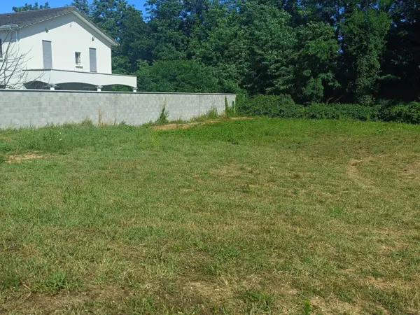 Terrain 696 m²