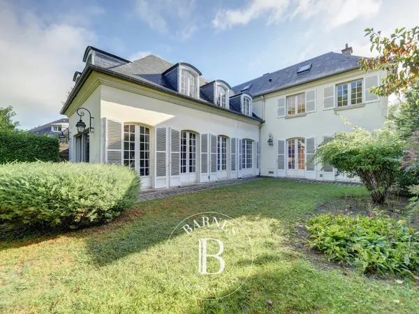 Versailles Glatigny- Demeure familiale de 272 m² - 7 chambres - Jardin arborée - Garage double - Ter