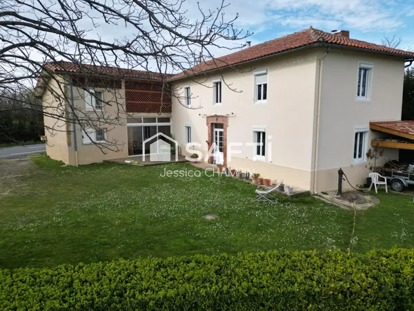 Charmant ensemble immobilier lumineux avec vue imprenable sur les Pyrénées, idéal pour un projet tou