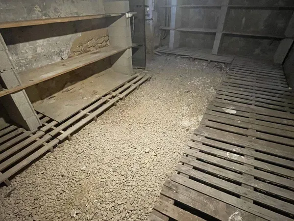 Cave 27 m²