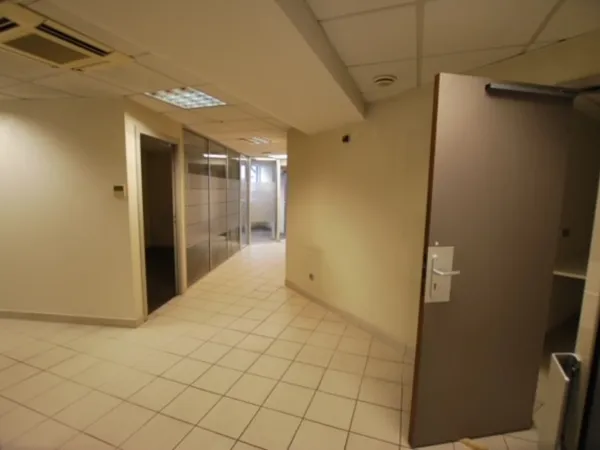 Local 8 pièces 180 m²