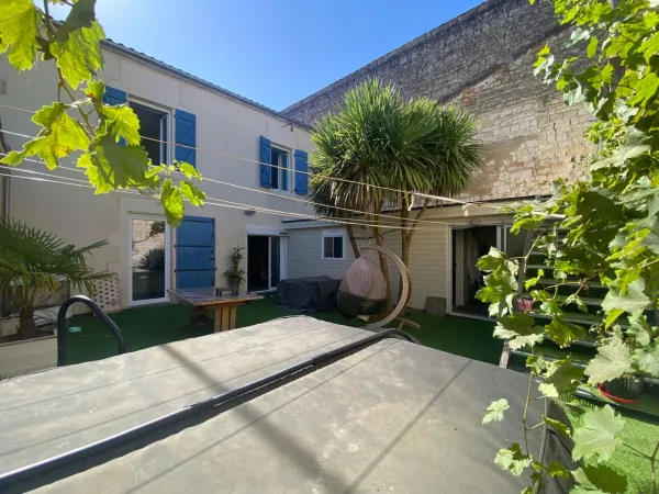 LUCON (85) COEUR DE VILLE MAISON EN PIERRES DE CARACTERE 5/6 CHAMBRES AVEC PATIO ET SPACIEUSES ANNEX
