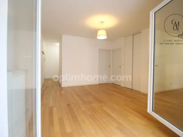 Appartement 3 pièces lumineux Lyon 8 - 62 m², séjour 25,30 m², cuisine ouverte à aménager, 2 loggias