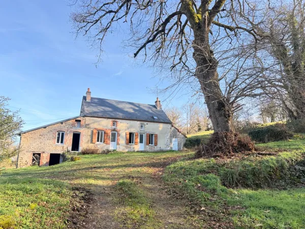 EN EXCLUSIVITE Maison en pierre de 113m² avec grange sur 2,4ha de terrain 128 000 €