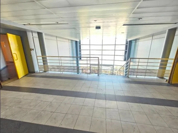 Commerce 35 pièces 740 m²