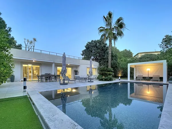VILLA CONTEMPORAINE AVEC PISCINE EN BORDURE DU MASSIF DE L'ESTEREL