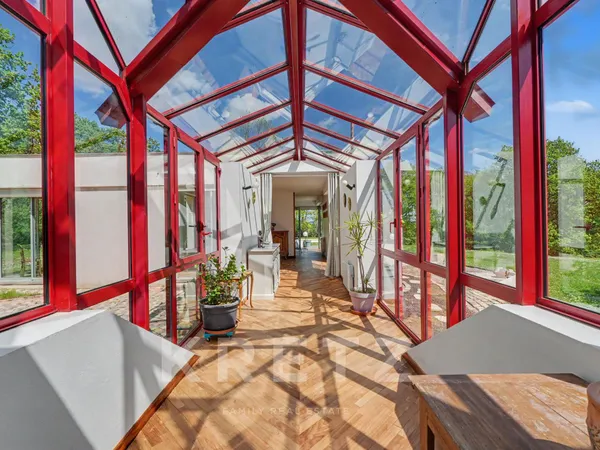 Élégante maison d'architecte sur 6 hectares avec vue golf - cadre exceptionnel