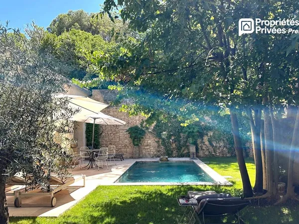 UZES à 9 minutes Propriété superbement restaurée, élégants espaces de vie, 5 chambres, maison d'invi