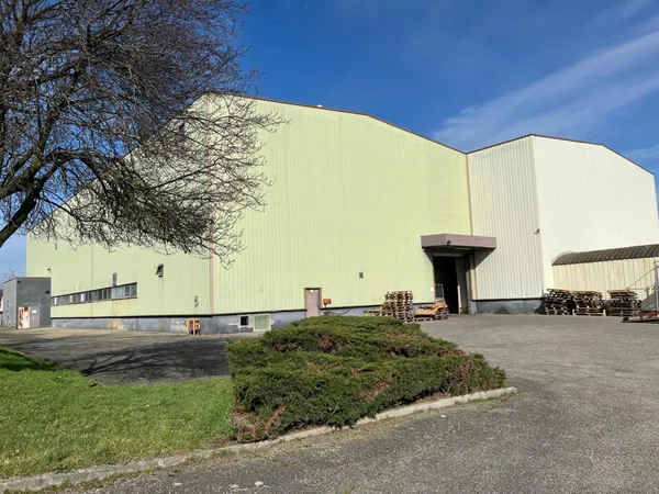 Local industriel 8148 m²