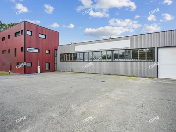 Local industriel 2830 m²