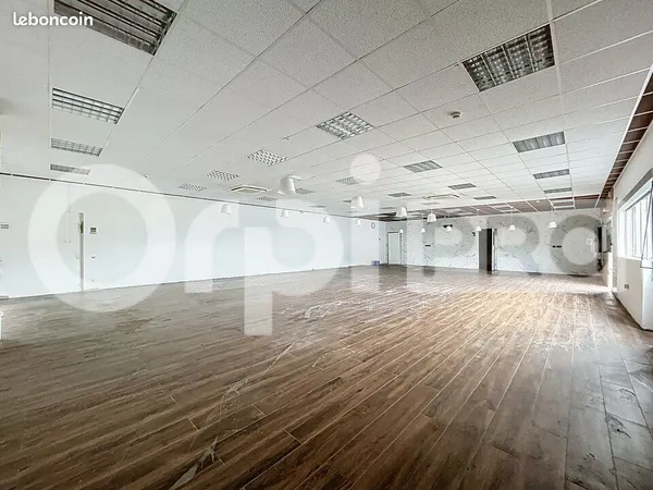 Local commercial 232 m²