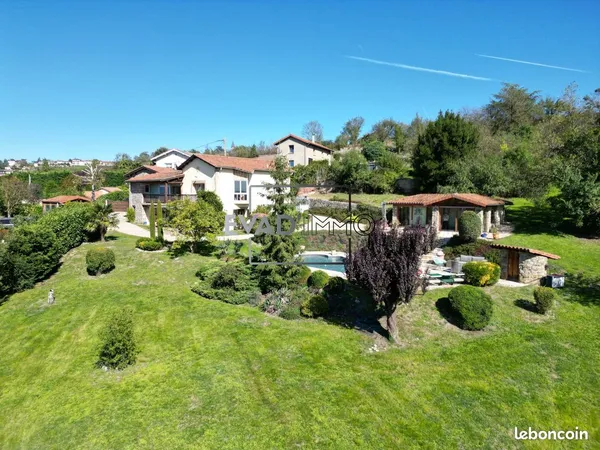 Propriété 10 pièces 242 m²