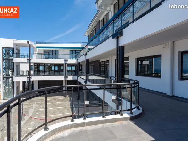 Local 213 m² SAINT PIERRE