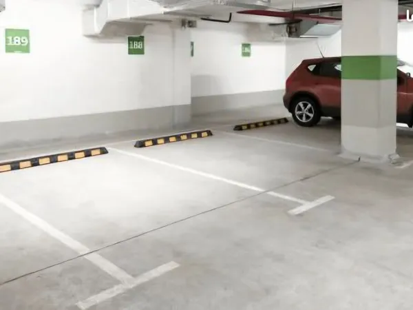 Parking box libre de suite 64 rue Barbier LE MANS