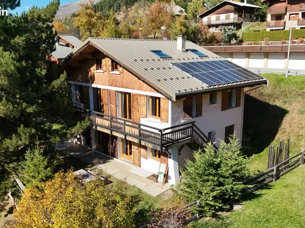 Chalet de 275 m² divisé en 3 appartements -Quartier prisé-