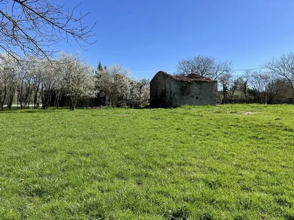 Beau terrain avec dépendances en pierre