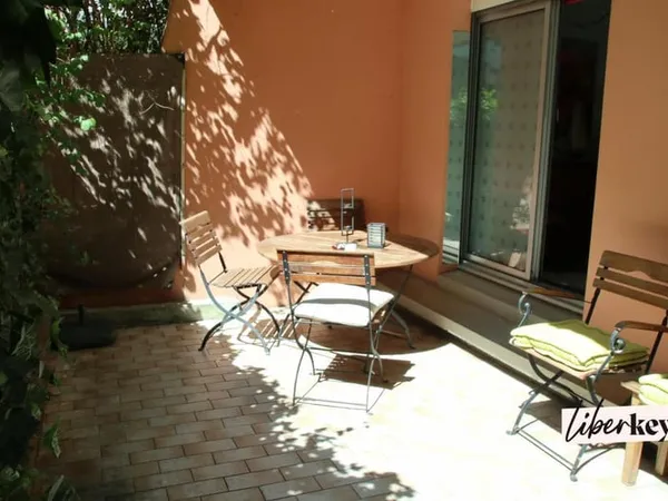 Un appartement duplex en RDC / 1er étage de 4 pièces de 106 m² avec Terrasses/balcons - M° Crimée - 