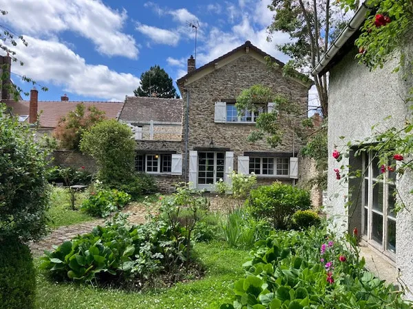 Maison ancienne avec une dépendance à aménager sur un joli t