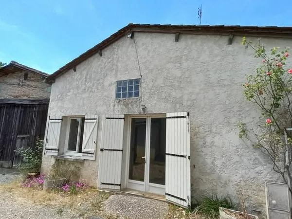 Maison de bourg avec grange à 10 minutes de Montpon Ménestérol.