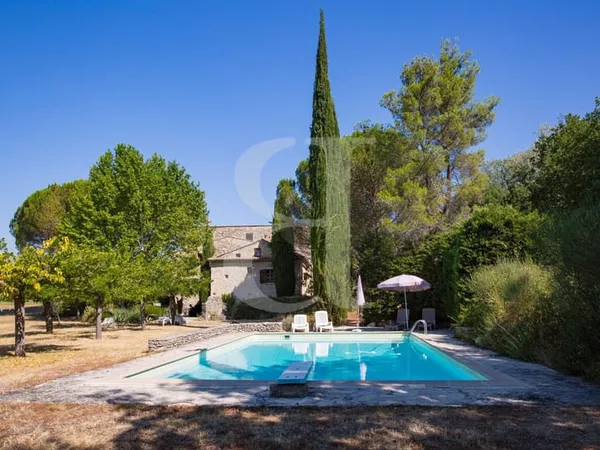 Authentique Mas en pierres avec piscine dans la région de Vaiso