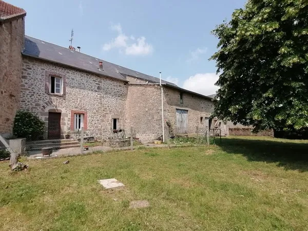 Maison à rénover avec granges et terrain St Etienne de Fursac
