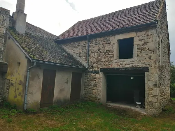 Maison de village à rénover de 128 m² hab. (Quatre chambres)