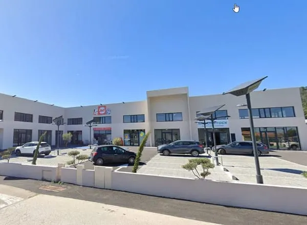 A louer Locaux commerciaux neufs le Luc