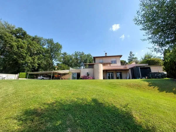 A vendre, 5 minutes d'Albi, au bord du tarn