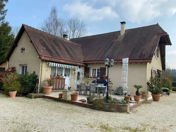 Maison de 145 m2 au calme sans être isolée, 4 chambres sur un terrain de plus de 4700 M2 à 12KM de D