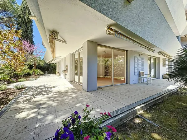 SPACIEUX APPARTEMENT - REZ-DE-JARDIN - LUMINEUX