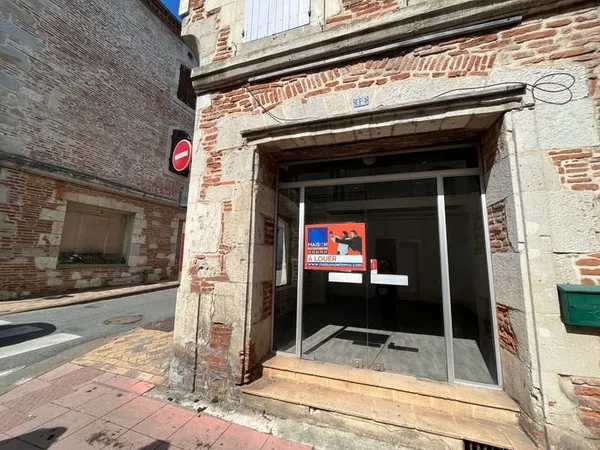 Villeneuve sur Lot, rive gauche, dans une rue proche du centre ville, en ANGLE, local commercial de 