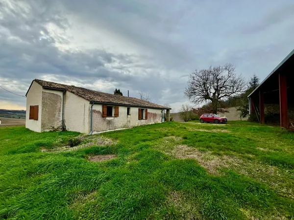 Située à 15 minutes de Villeneuve-sur-Lot, proche de Cancon et du Golf de Castelnaud, Charmante mais