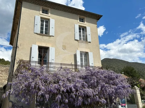 Maison de village avec terrasse ombragée et dépendance dans la