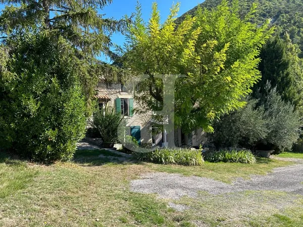Mas avec un cadre verdoyant et terrain dans la région de Nyons