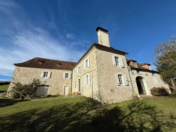 Belle maison de campagne Béarnaise avec dépendances et piscine