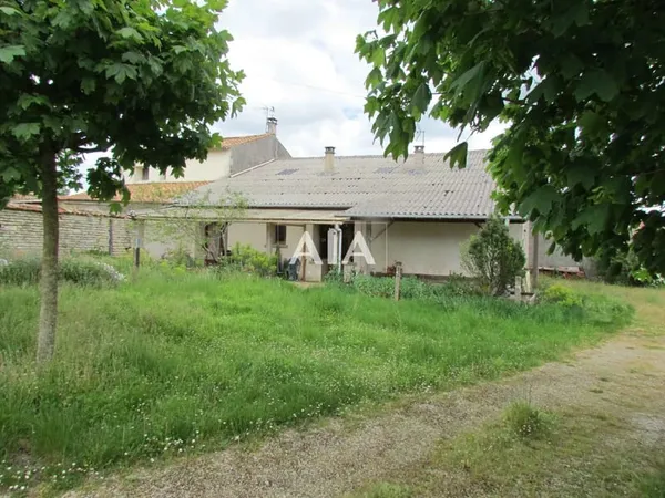 Maison de village avec bâtiment agricole proche de chef Boutonne