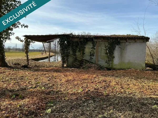 Etang fondé en titre,chalet en dur, 22000m² de surface.