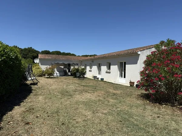 Maison récente de plain-pied sur 3598 m² de terrain