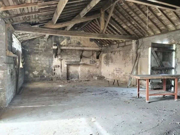 EXCLUSIVITÉ - BATIMENT/ GRANGE A RÉNOVER 100 M² SUR TERRAIN CONSTRUCTIBLE 985 m².